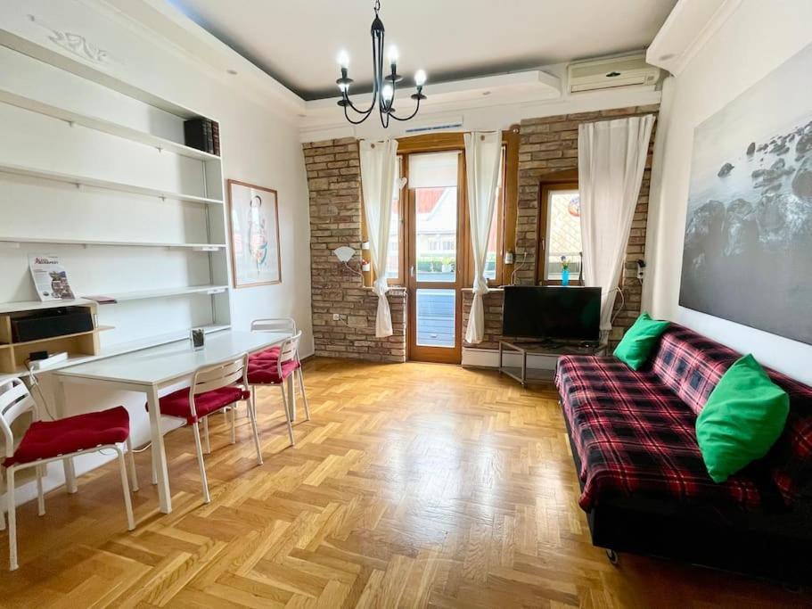 R9 Free Parking Garage Apartament *