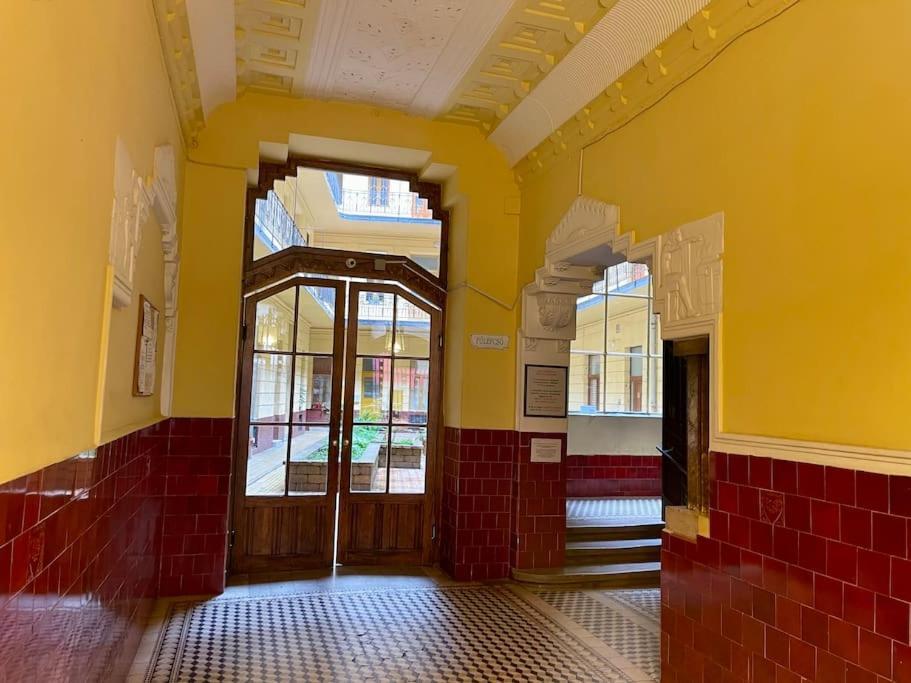 R9 Free Parking Garage Apartament