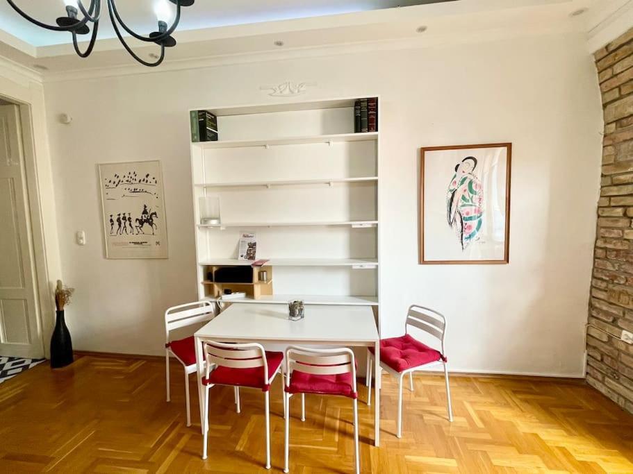 R9 Free Parking Garage Apartament