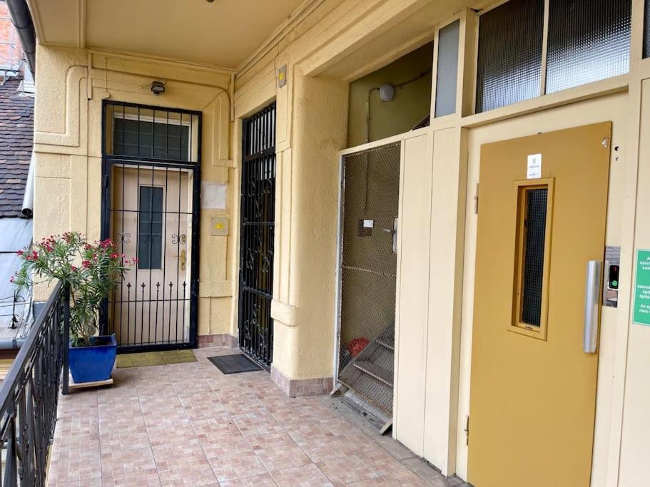 R9 Free Parking Garage Apartament *