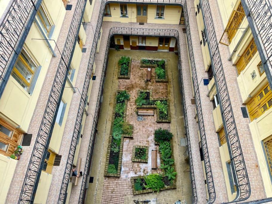 R9 Free Parking Garage Apartament