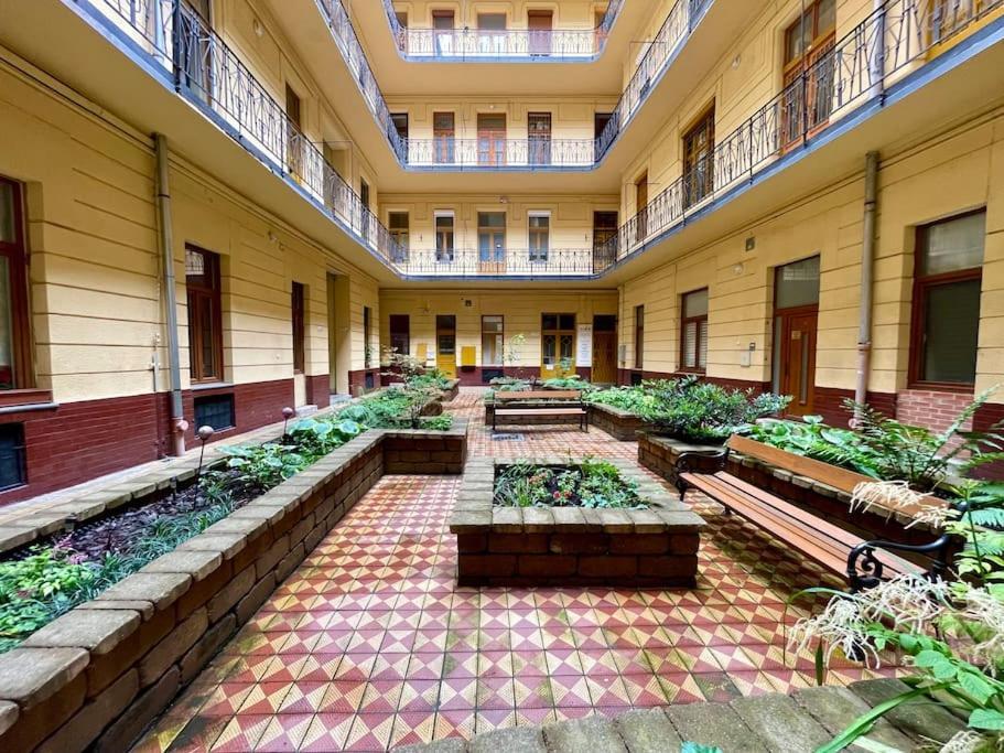 R9 Free Parking Garage Apartament